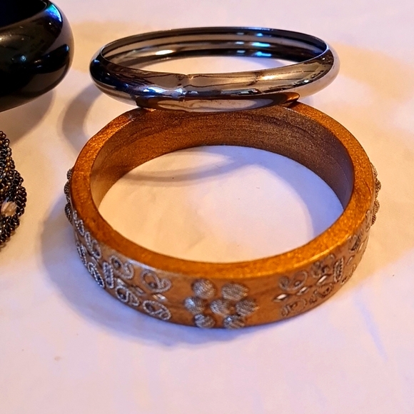 Bundle of 4 bracelets, 1 ring bracelet 2 cuff bracelets and 1 coil bracelet - Picture 2 of 3